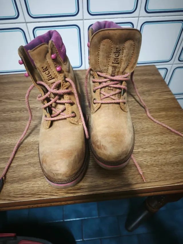 Botas de mujer marrones y moradas