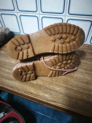 Botas de mujer marrones y moradas