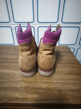 Botas de mujer marrones y moradas