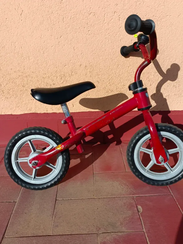 Bicicleta de equilibrio roja para niños