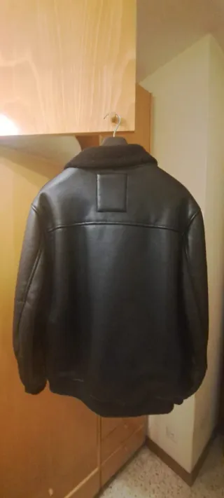 Cazadora negra polipiel con cuello