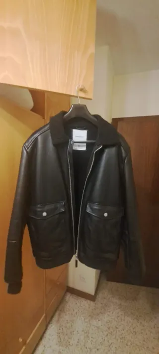 Cazadora negra polipiel con cuello