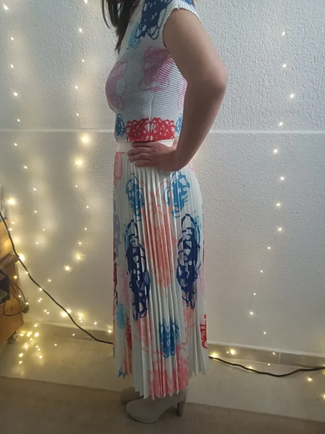 Conjunto blusa y falda plisada multicolor