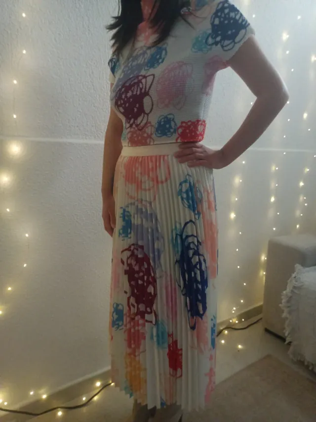 Conjunto blusa y falda plisada multicolor