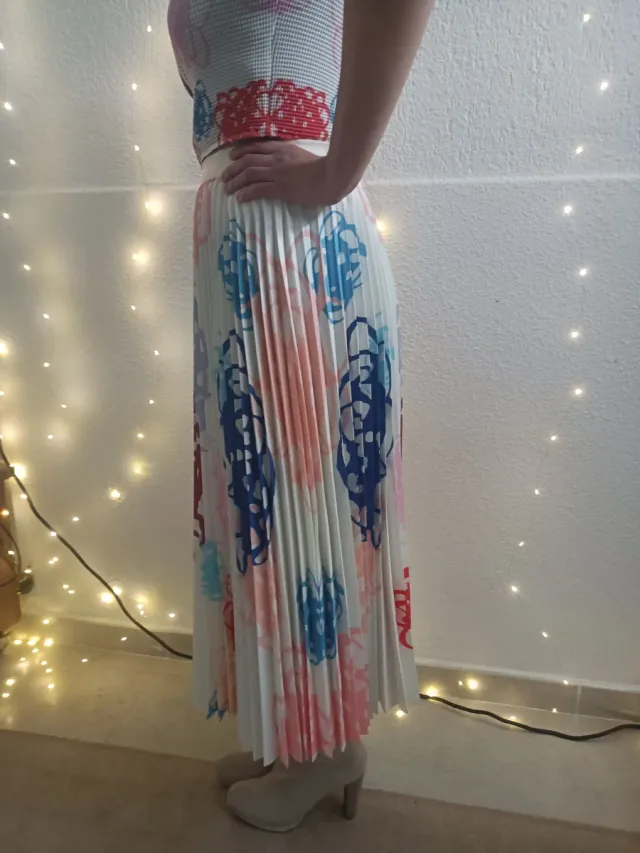 Conjunto blusa y falda plisada multicolor