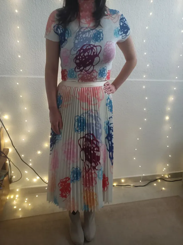 Conjunto blusa y falda plisada multicolor