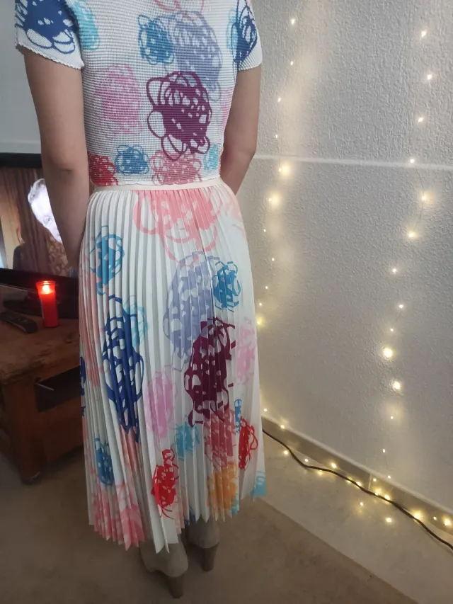 Conjunto blusa y falda plisada multicolor