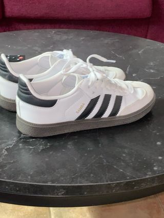 Zapatillas Adidas Samba Blancas y Negras.