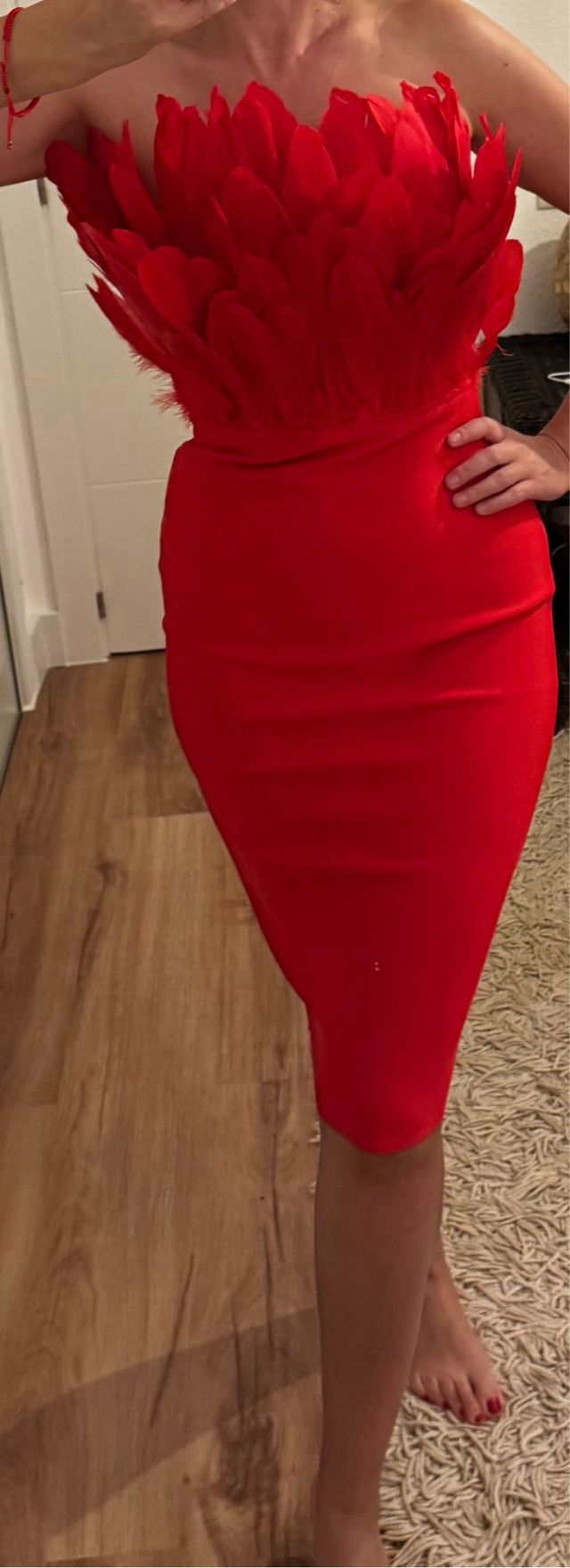 Vestido rojo escote plumas