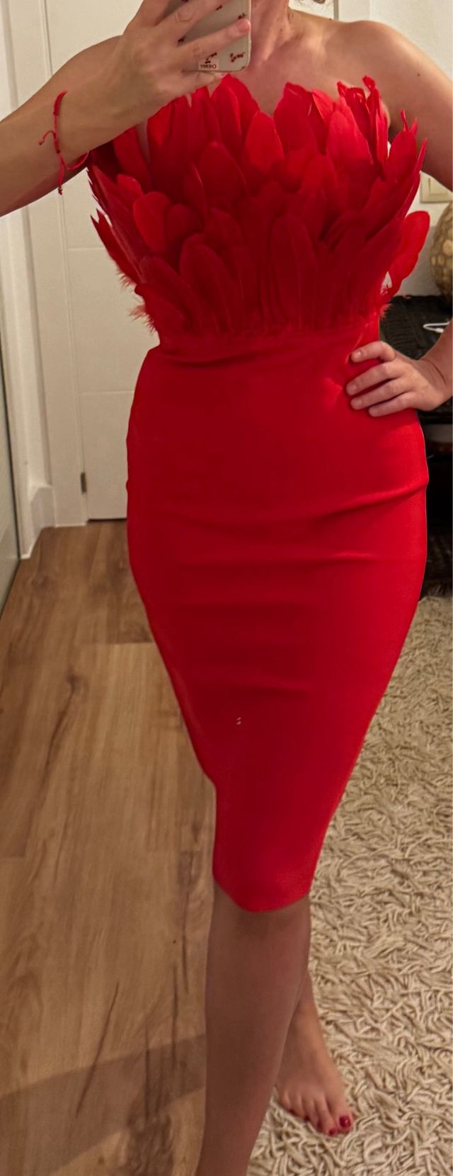 Vestido rojo escote plumas