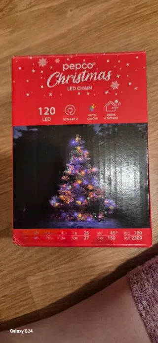 Árbol de Navidad Negro con Adornos Dorados y Rosas