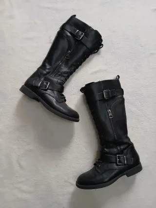 Stivali neri in pelle con lacci e fibbie