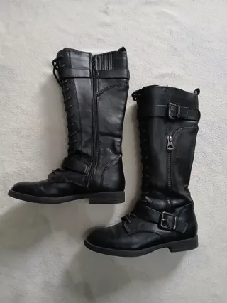 Stivali neri in pelle con lacci e fibbie