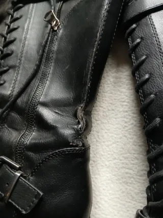 Stivali neri in pelle con lacci e fibbie