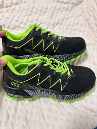 Zapatos de seguridad negros y verdes