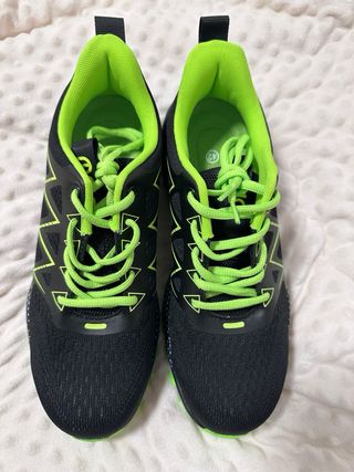 Zapatos de seguridad negros y verdes