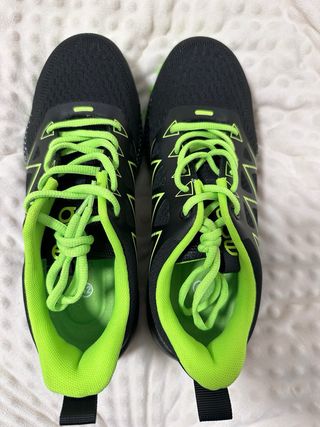 Zapatos de seguridad negros y verdes