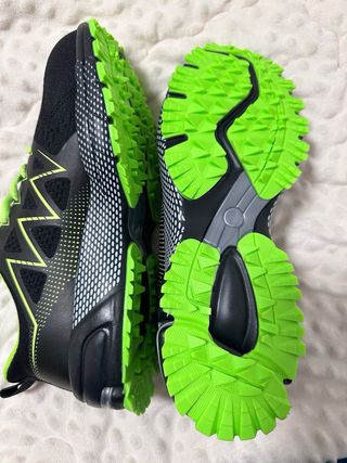 Zapatos de seguridad negros y verdes