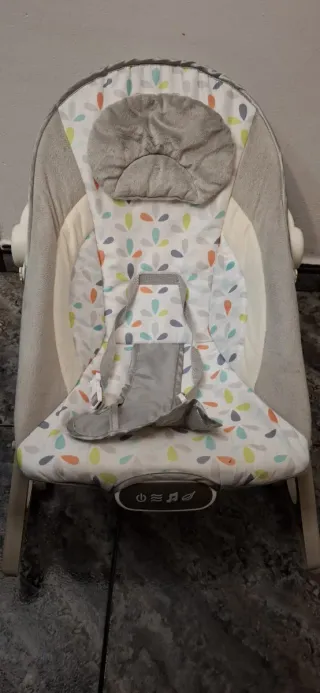 Silla mecedora bebé con vibración y música.