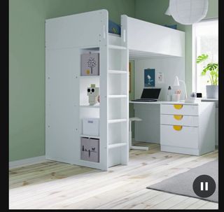 Cama alta Ikea con estantes y escritorio Smastad