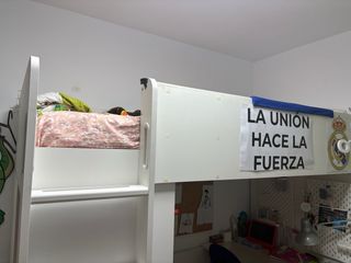 Cama alta Ikea con estantes y escritorio Smastad