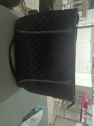 Bolso negro acolchado con cadena