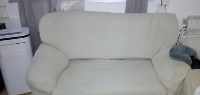 Divano in tessuto beige e bianco