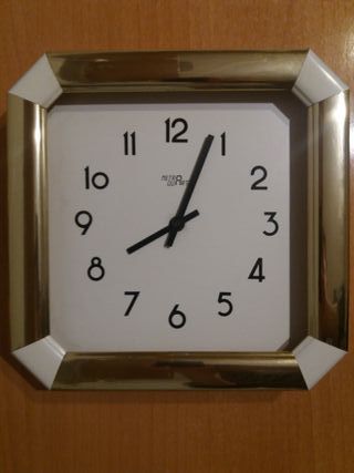 Reloj de Pared Cuadrado Dorado Sin Cristal