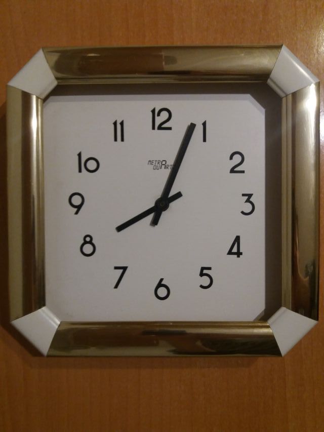 Reloj de Pared Cuadrado Dorado Sin Cristal