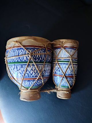 Bongos de cerámica y cuero