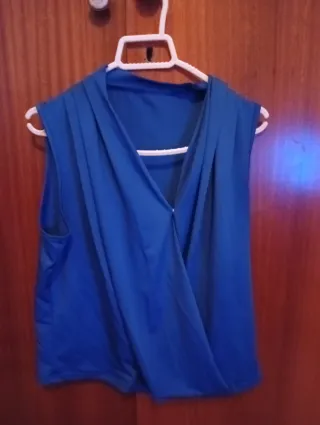 Blusa azul cruzada sin mangas