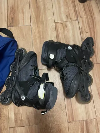 Patines en línea negros con casco