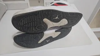 Deportivas Jordan Blancas y Rojas