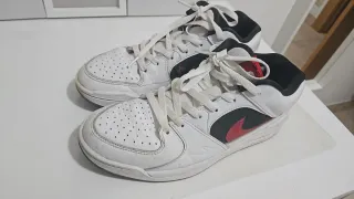 Deportivas Jordan Blancas y Rojas