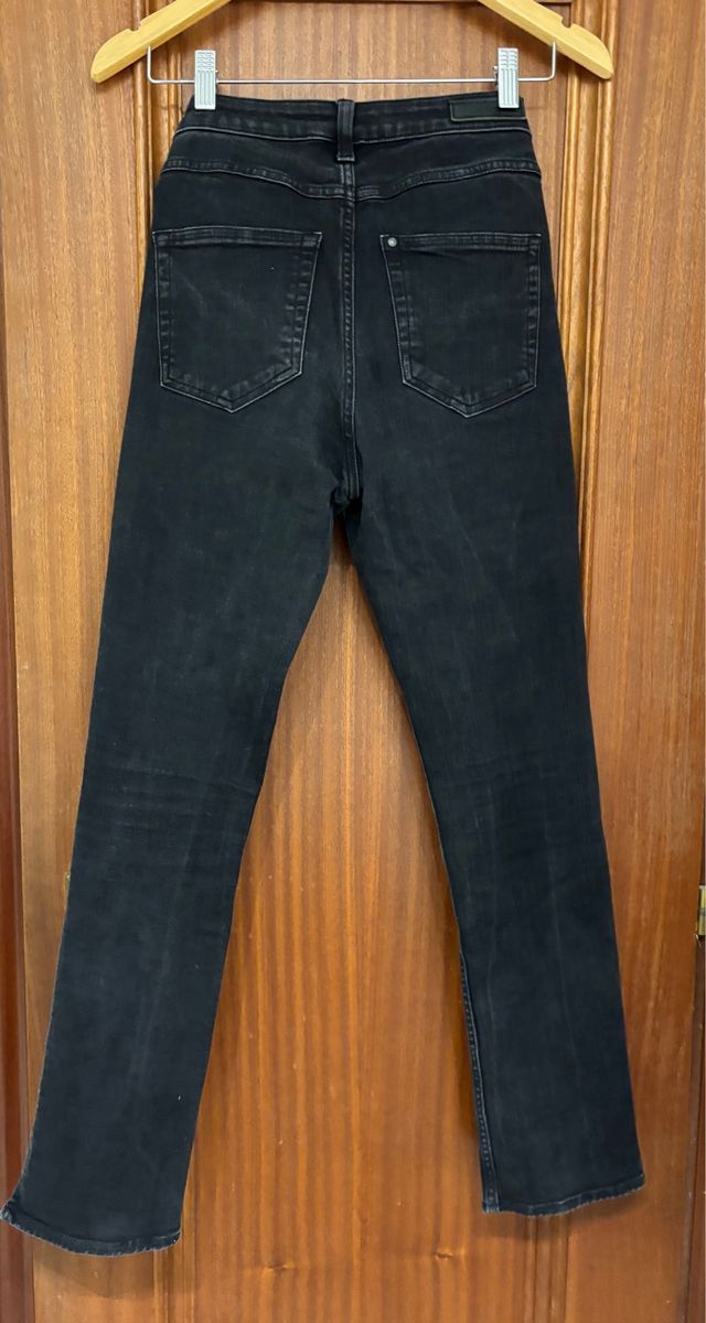 Pantalones vaqueros negros con tachuelas