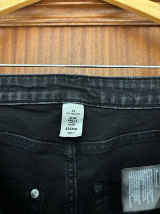 Pantalones vaqueros negros con tachuelas