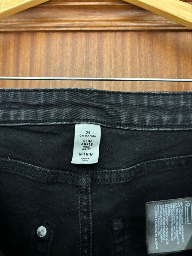 Pantalones vaqueros negros con tachuelas