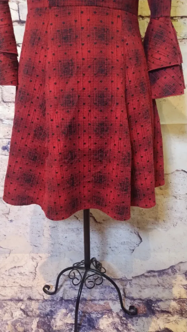 Vestido rojo y negro con volantes