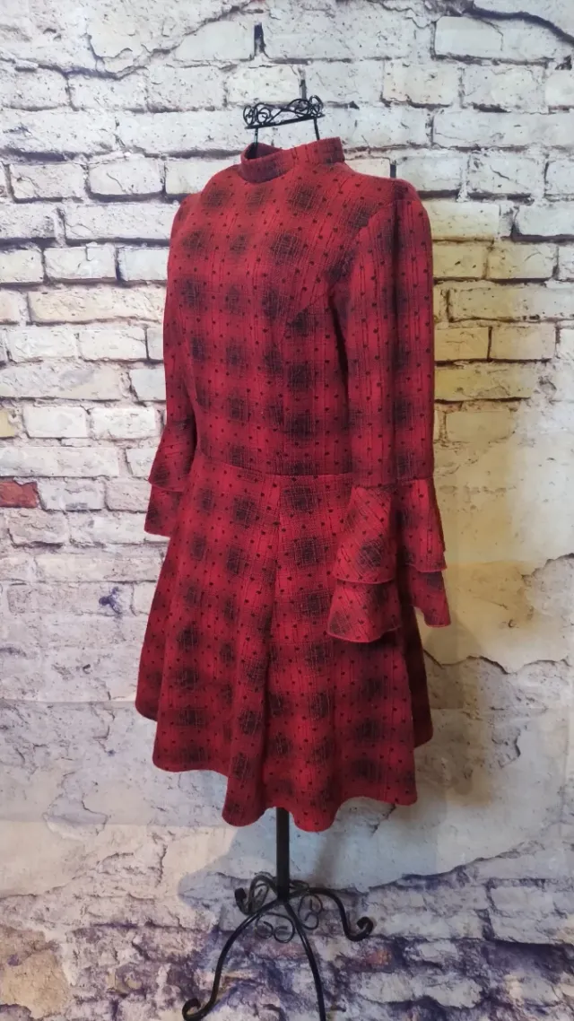 Vestido rojo y negro con volantes