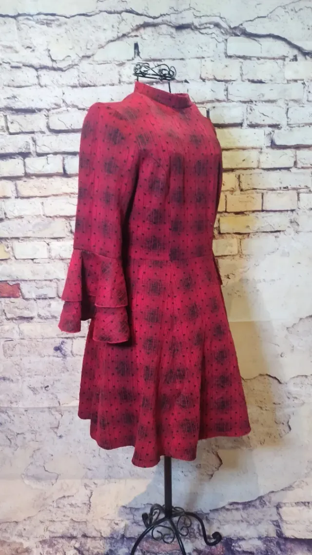 Vestido rojo y negro con volantes