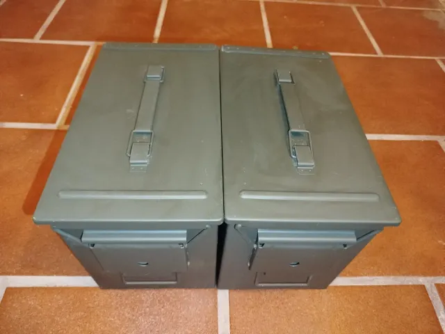 2 Cajas munición ejército (vacias) estancas.