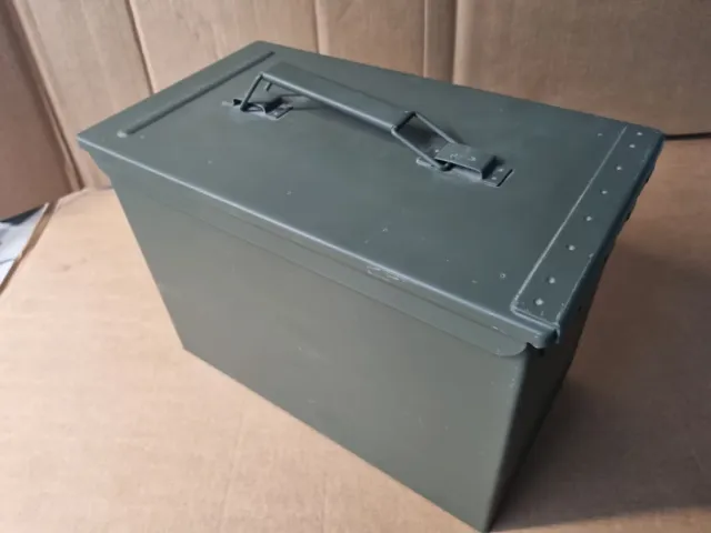 2 Cajas munición ejército (vacias) estancas.