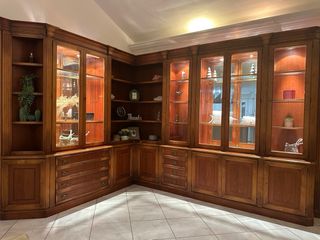 Libreria in legno con vetrine