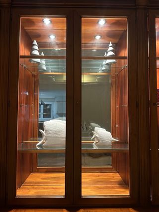 Libreria in legno con vetrine