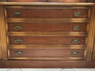 Libreria in legno con vetrine