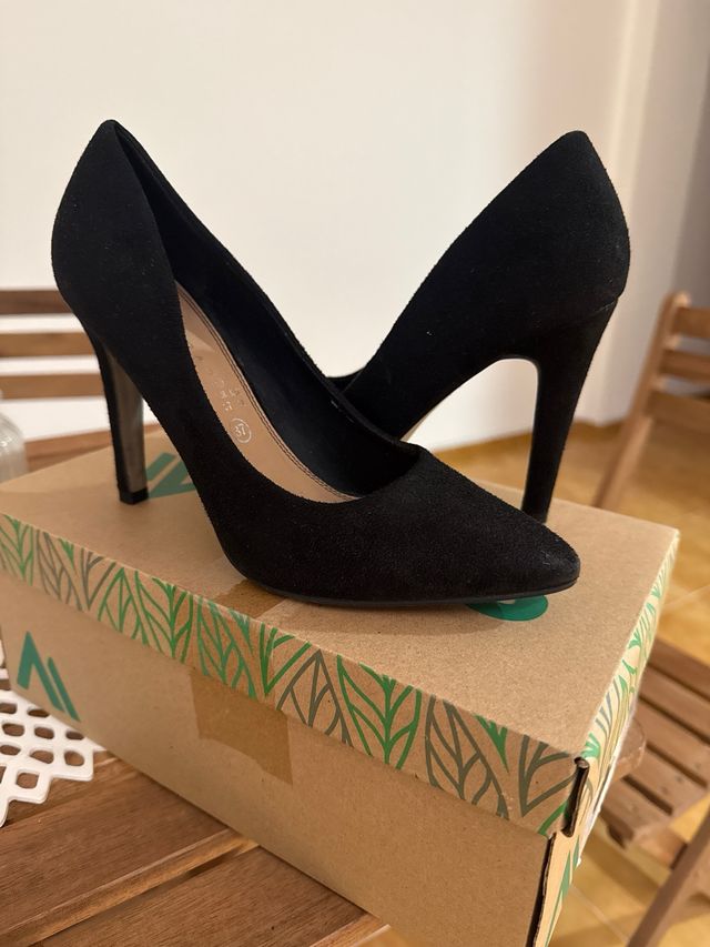 Tacones negros punta fina