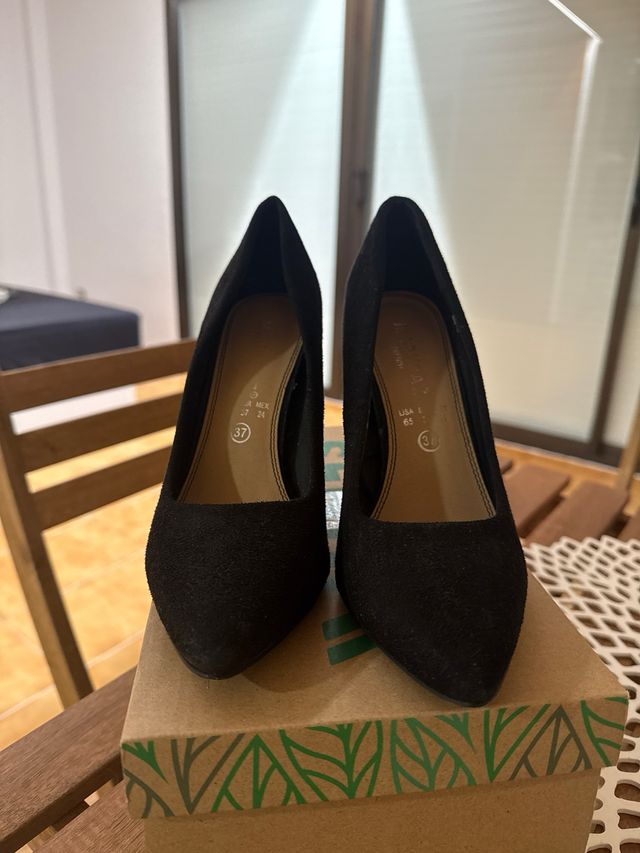 Tacones negros punta fina