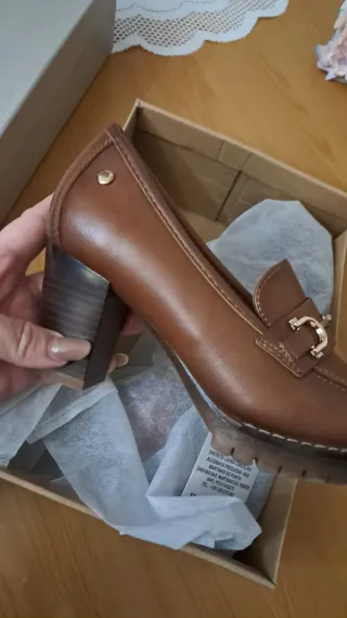 Zapatos de tacón marrones para mujer