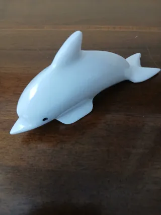 Delfino in marmo bianco