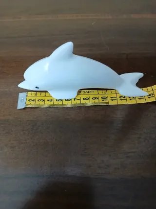 Delfino in marmo bianco